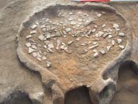 Árpád-kori kemence amelynek alját edénytöredékekkel rakták ki