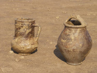 Egy szarmata kútból előkerült edények, közvetlenül a kiemelésük után. Koruk a 3-4 század Kr- u. - 31. számú lelőhely