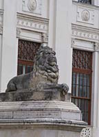 A Móra Ferenc Múzeum előtti oroszlánszobrok restaurálása