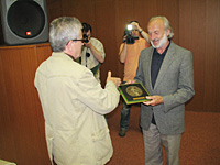 Bencze Géza nyugalmazott főigazgatóhelyettes átveszi a Wellmann Imre díjat.