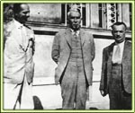 Kiss Lajos, Móra Ferenc és Endrey Béla főjegyző társaságában a szegedi múzeum előtt