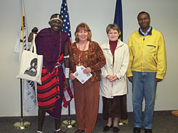 Bárkányi Ildikó ( jobbról a második) az amish faluban, a közösség vezetői, valamint egy népviseletes maszáj vendég társaságában