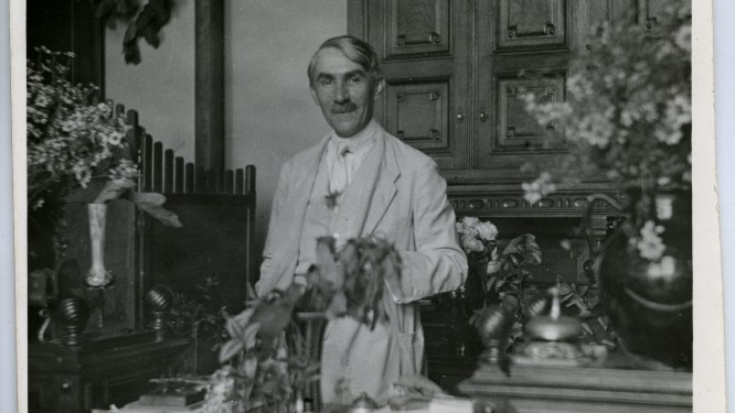 1920-as évek vége - Móra Ferenc íróasztala mellett áll